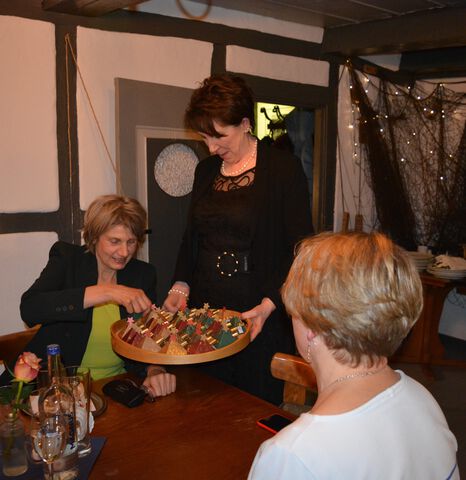 Geschenkeübergabe klein